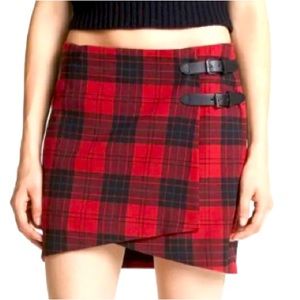 𝐓𝐈𝐋𝐃𝐎𝐍 | RED AND BLACK PLAID SHORT SKIRT